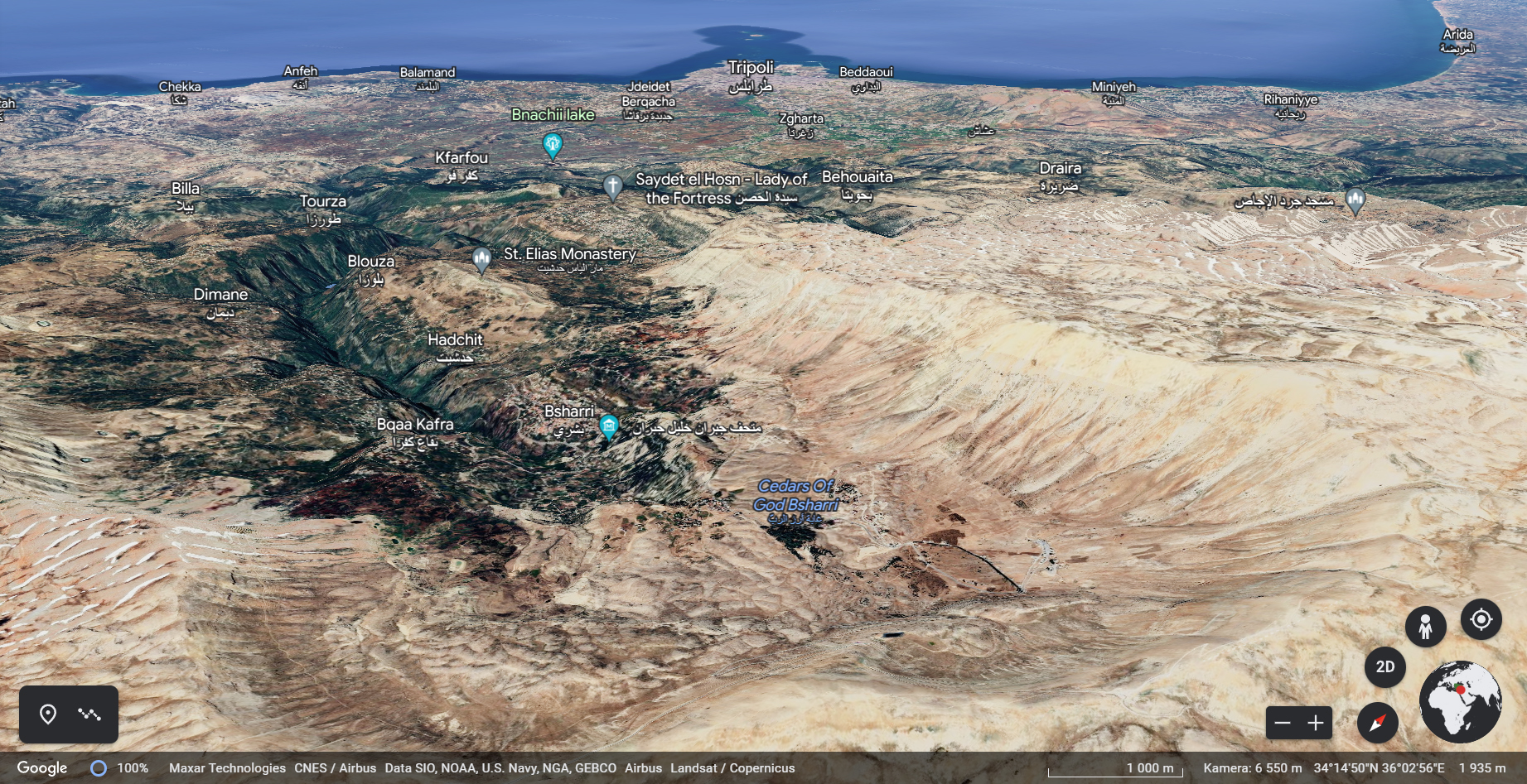 A helyszín a Google Earth térképén (nyugat felé tekintve): előtérben a Libanoni-hegység sárga kövekig koptatott sziklás gerince, középen a medence platóján megbújó Úr cédrusai liget (1935 méternél jelezve), alatta Bsharre, illetve a zöld borítású Kadisha-völgy, a háttérben a Földközi-tenger, part menti városokkal (középen Tripoli).